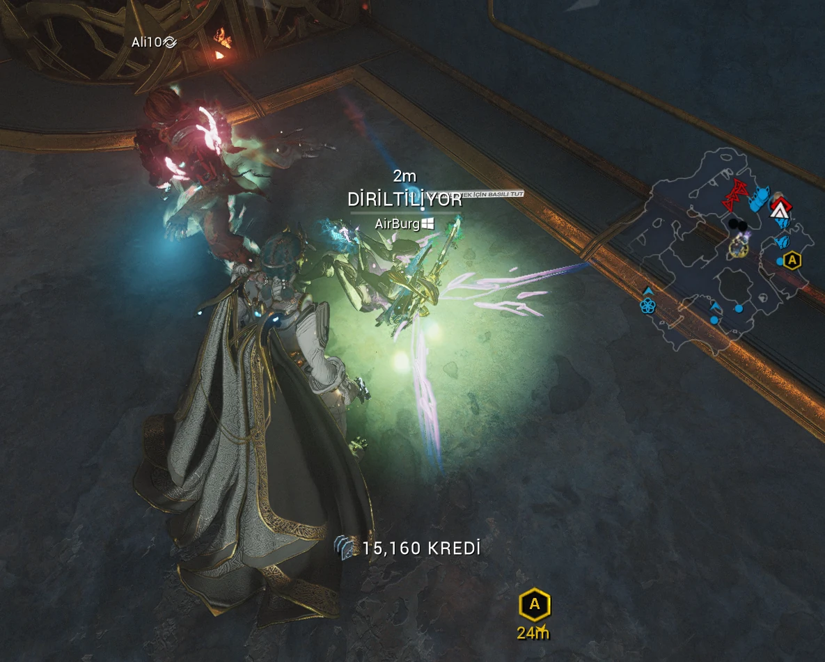 Alçak Diyar’da yere düşmüş bir Warframe’in diriltilme anı. Üstünde “DİRİLTİLİYOR” yazısı ve AirBurg adı görünüyor; kaldıran kişi iki metre ötede.