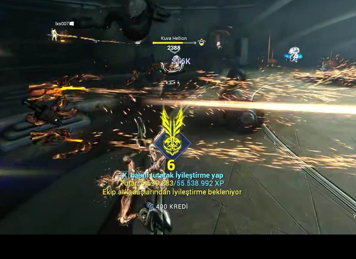 Void Cascade’de yere yığılmış bir Warframe’in kendi bakışı. Ekranda “Ekip arkadaşlarından İyileştirme bekleniyor” yazıyor, sol üst köşede lxs007 adı uzakta duruyor.